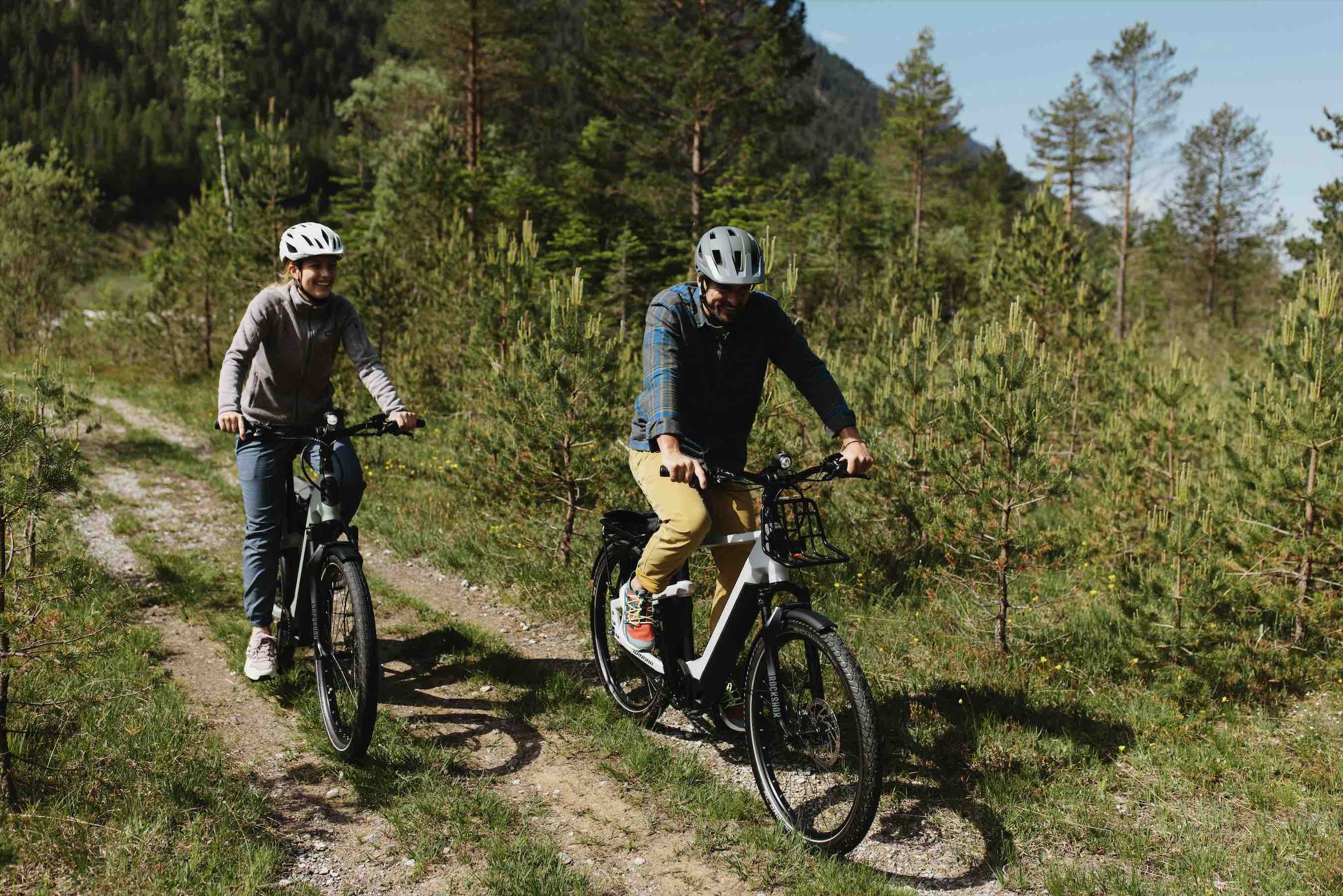 personnes faisant du vélo